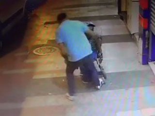 Engelli vatandaşa sokak ortasında dayak!