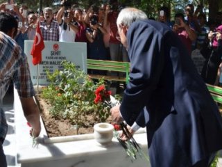 Kılıçdaroğlu, Halisdemir’in mezarı başında dua etti