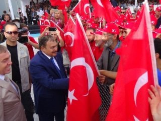 Bakan Eroğlu’ndan iş adamına halı jesti