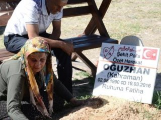 Mezarına şehit oğlunun takım elbisesini getirdi