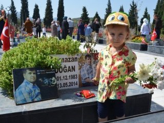 Maden şehitliğinde duygu dolu anlar