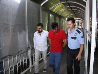 Tecavüz etmek istediği genç kızı sırtından bıçakladı