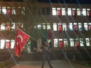 Kayyum belediyeyi bayraklarla donattı!