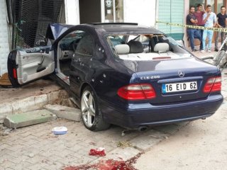 Nişanlısının yanında infaz edildi