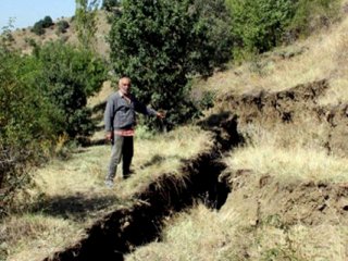 Erzincan'daki heyelan yerde yarıklar meydana getirdi