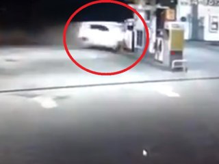 Otomobil benzin istasyonuna daldı!