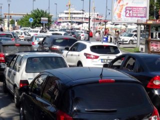 Kuyruk 2 kilometreyi buldu!