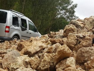 Heyelan köy yolunu ulaşıma kapattı