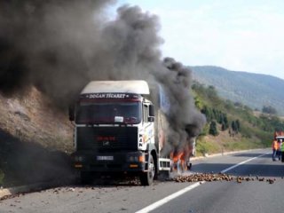 TEM'de kamyon alev aldı! Trafik felç oldu