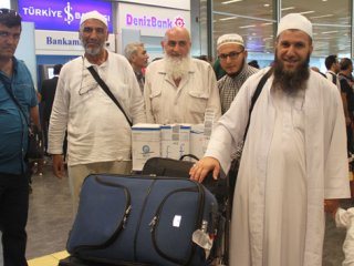 Kutsal topraklardan dönen hacılar sevinç gözyaşlarıyla karşılandı