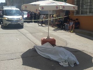 Engelli adamın cesedi şemsiye altında bekletildi