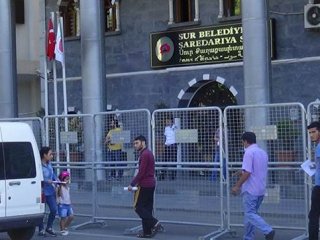 Sur Belediyesi önünde yoğun güvenlik önlemi