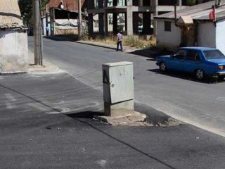 Sivas'ta telefon santrali yol ortasında unutuldu