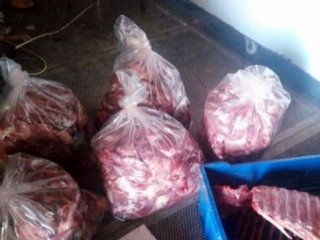 Domuz eti satan kasap, yetkilileri göreve çağırdı