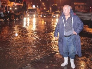 Zonguldak'ta kızgın esnaf belediye başkanını rehin aldı