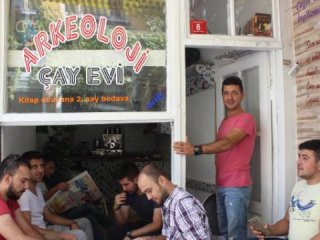 İşsiz Arkeolog genç ‘Arkeoloji Çay Evi’ açtı