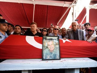 Akan'ın ağabeyi açtı ağzını yumdu gözünü!