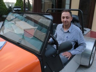 Belgeselden etkilendi, kendi otomobilini yaptı!