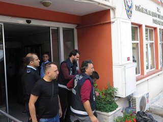 Metrobüs zanlısı, polis yeleği ile götürüldü!