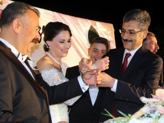 Cumhuriyet savcısına nikahında kelepçe takıldı