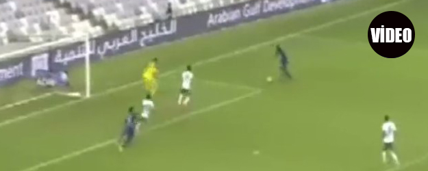 Yediği çalımı hazmedemeyen kaleci önce yumruk attı sonra da...