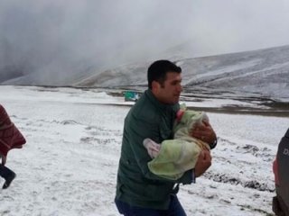 Ardahan'da kar yağışı yolları kapattı