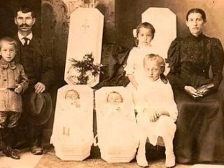 Ölülerle fotoğraf çektiler!