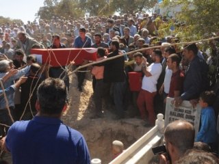 Şehit korucu Kürtçe ağıtlarla defnedildi