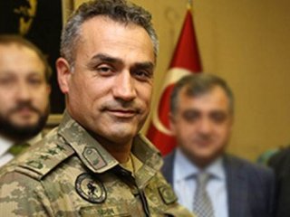 Darbeci albay dinlenmemek için eski tip telefon kullanmış