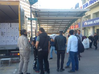 Bank Asya'nın önünde bu manzarayı görenler hemen polisi aradı!