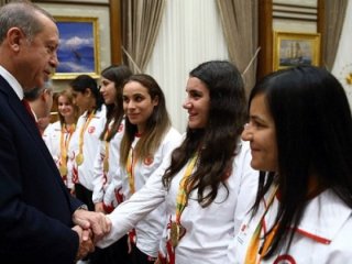 'Baba diyeyim o zaman ben de size!'