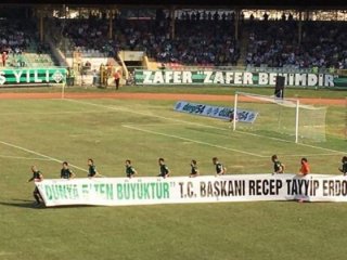 Erdoğan pankartıyla sahaya çıktılar!