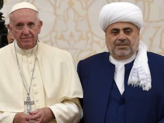 Papa’ya Azerbaycan’da Kur’an-ı Kerim hediye edildi