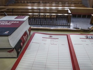 Hatay'da Mahkemenin FETÖ iddianamesini iade kararı tepkiyle karşılandı