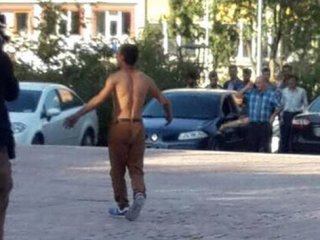 Valilik önünde bıçakla kendine zarar verdi