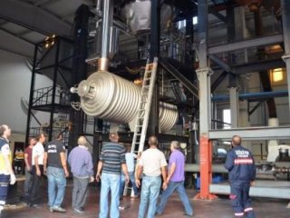 Lastik eritme kazanına düşüp öldü