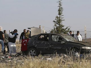 Kamufle olmak için araca Türk bayrağı asmışlar