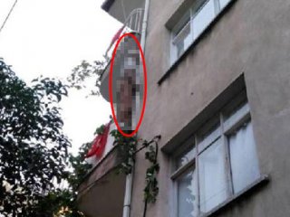 İzmir'de evinin balkonunda bir kişi  kendini astı