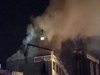Şişli’de 5 katlı binanın çatı katı alev alev yandı