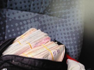 Şirketin kasasından aldığı 94 bin TL'yi yaktı