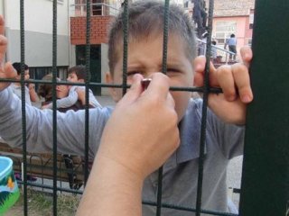 Okulda tel örgüler arasında yemek saati