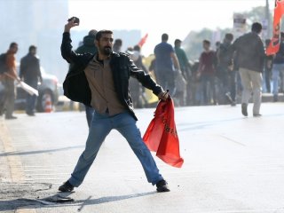 Polise taş ve sopalarla saldırdılar