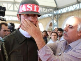 Gözyaşlarını şehit babası sildi!