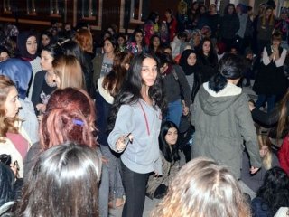 Üniversite yurdunda 'kız kaçırma' protestosu!