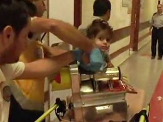 Küçücük bebek kolunu kıyma makinesine kaptırdı