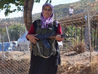 Devletten maaş almadan köyünü teröristlerden koruyor!