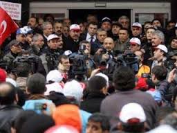 Taşeron işçi Hak İş Başkanı’nın yakasına yapıştı