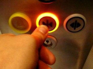 Engelli asansörünü fuhuş yuvasına çevirmişler