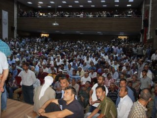 İşsiz ordusu salonu taşırdı