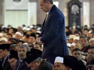 Erdoğan cuma namazını Davutoğlu'yla kıldı
